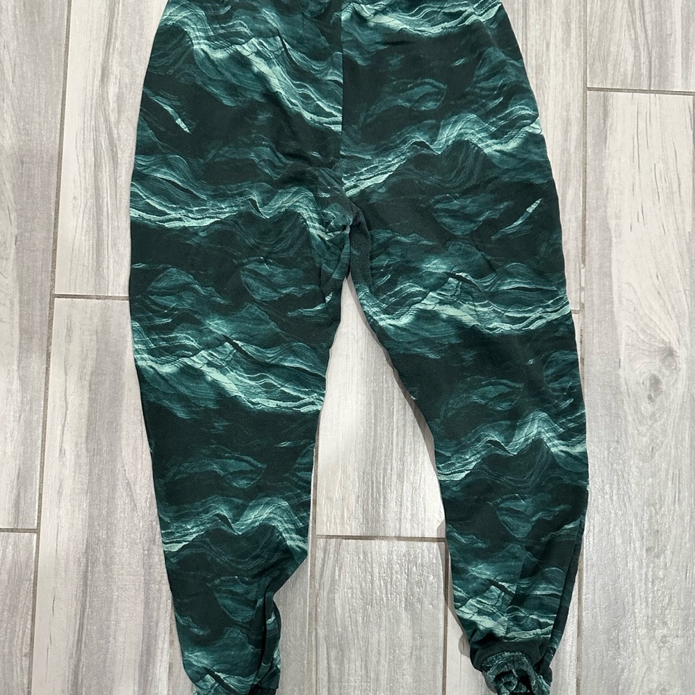 Fabletics Green Patterned Pants - Picture 2 of 2